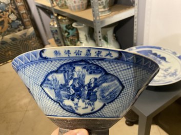 Een paar Chinese blauw-witte kommen en een famille verte vaas, 19e eeuw