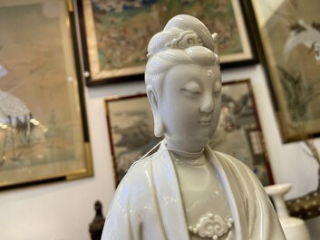 Een Chinese Dehua blanc de Chine figuur van Guanyin, Kangxi/Qianlong