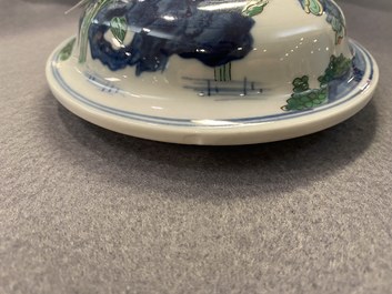Een paar Chinese wucai dekselpotten, 19/20e eeuw
