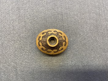 Un vase couvert en fer forg&eacute; partiellement dor&eacute; &agrave; la feuille, Chine, probablement 19&egrave;me