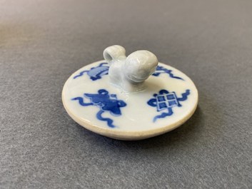 Een Chinese blauw-witte theepot met antiquiteiten, Kangxi