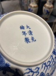 Een Chinees blauw-wit 'draken' bord, Guangxu merk en periode