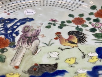 Un plat en porcelaine de Chine famille rose &agrave; d&eacute;cor d'un gar&ccedil;on, un coq, une poule et leurs poussins, marque minyao et &eacute;poque de Qianlong