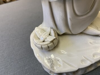 Een Chinese Dehua blanc de Chine figuur van Guanyin, Kangxi/Qianlong