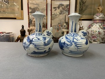 Een paar Chinese blauw-witte kendi, Wanli