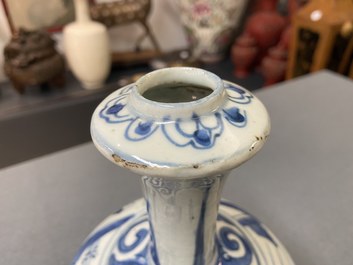 Een paar Chinese blauw-witte kendi, Wanli
