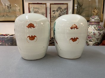 Een paar Chinese famille rose dekselpotten, 19e eeuw