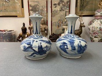 Een paar Chinese blauw-witte kendi, Wanli