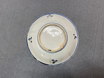 Twee Chinese blauw-witte en onderglazuur rode schotels met vissen, Transitie periode