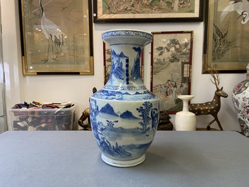 Een Chinese blauw-witte vaas met krijgers, 19e eeuw