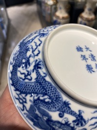 Een Chinees blauw-wit 'draken' bord, Guangxu merk en periode