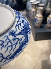 Een Chinees blauw-wit 'draken' bord, Guangxu merk en periode