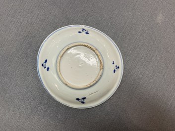 Twee Chinese blauw-witte en onderglazuur rode schotels met vissen, Transitie periode