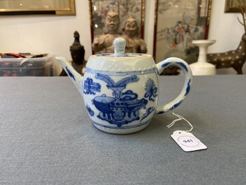 Een Chinese blauw-witte theepot met antiquiteiten, Kangxi
