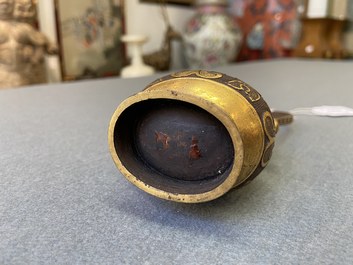Un vase couvert en fer forg&eacute; partiellement dor&eacute; &agrave; la feuille, Chine, probablement 19&egrave;me