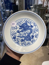 Een Chinees blauw-wit 'draken' bord, Guangxu merk en periode