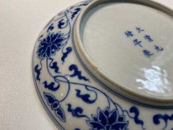 Een Chinees blauw-wit bord met lotusslingers, Guangxu merk en periode