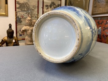 Een Chinese blauw-witte vaas met krijgers, 19e eeuw