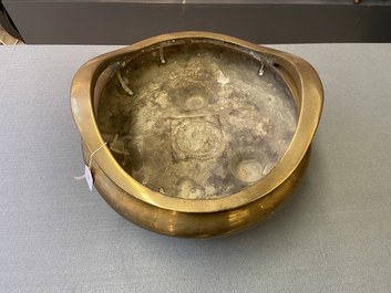 Un br&ucirc;le-parfum tripod sur socle en bronze, Chine, marque de Qianlong, Qing