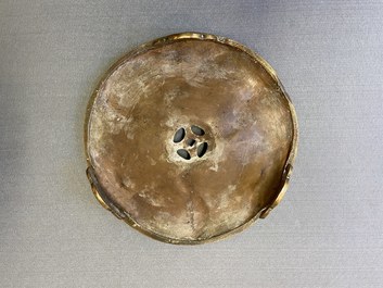 Un br&ucirc;le-parfum tripod sur socle en bronze, Chine, marque de Qianlong, Qing