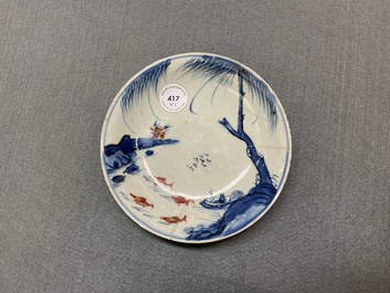 Twee Chinese blauw-witte en onderglazuur rode schotels met vissen, Transitie periode