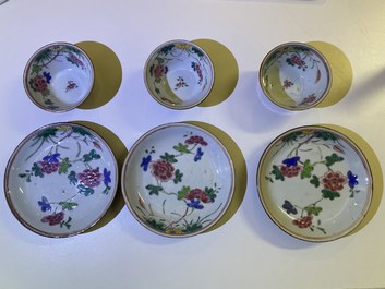 Vingt-quatre tasses et vingt-cinq soucoupes en porcelaine de Chine en bleu et blanc, famille rose, verte et de style Imari, Kangxi et apr&egrave;s