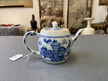 Een Chinese blauw-witte theepot met antiquiteiten, Kangxi