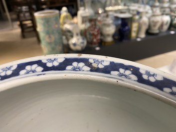 Un aquarium en porcelaine de Chine en bleu et blanc, 19&egrave;me