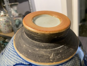 Een paar Chinese blauw-witte kommen en een famille verte vaas, 19e eeuw