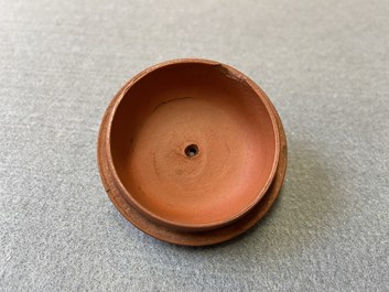 Une th&eacute;i&egrave;re en gr&egrave;s de Yixing &agrave; d&eacute;cor de gar&ccedil;ons parmi des rinceaux de pivoines, Kangxi