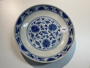 Een Chinees blauw-wit bord met lotusslingers, Guangxu merk en periode