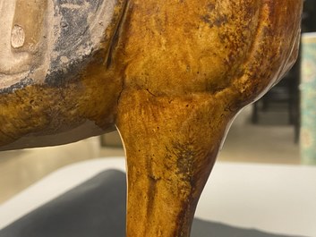Un mod&egrave;le d'un cheval en terre cuite &agrave; gla&ccedil;ure ambre et beige, Chine, Tang