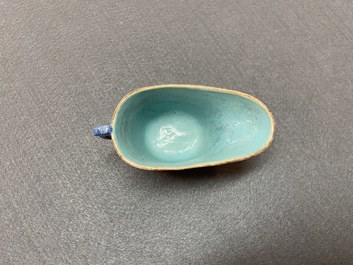 Een Chinese blanc de Chine libation cup en een koraalrode met vergulding, Kangxi en 19e eeuw