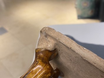 Un mod&egrave;le d'un cheval en terre cuite &agrave; gla&ccedil;ure ambre et beige, Chine, Tang