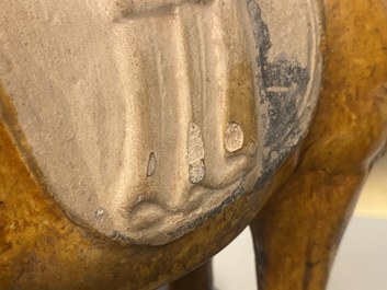 Un mod&egrave;le d'un cheval en terre cuite &agrave; gla&ccedil;ure ambre et beige, Chine, Tang