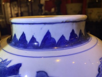 Een Chinese blauw-witte vaas met verhalend decor op houten sokkel, Transitie periode