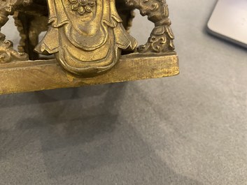 Een Chinese vergulde bronzen figuur van Boeddha Amitayus, Qianlong