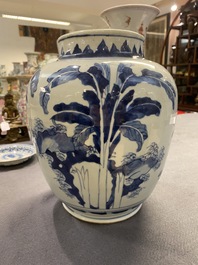 Een Chinese blauw-witte vaas met verhalend decor op houten sokkel, Transitie periode