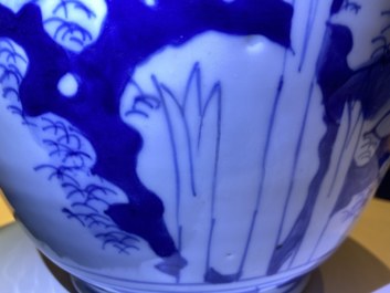Een Chinese blauw-witte vaas met verhalend decor op houten sokkel, Transitie periode