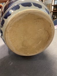 Een Chinese blauw-witte vaas met verhalend decor op houten sokkel, Transitie periode