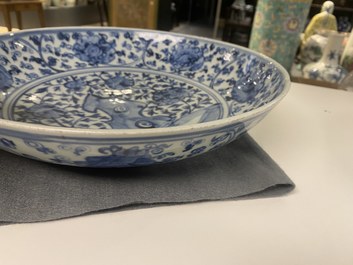 Un plat en porcelaine de Chine en bleu et blanc &agrave; d&eacute;cor d'un rocher, Ming
