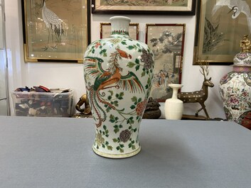 A Chinese famille verte 'meiping' vase with phoenixes, 19th C.
