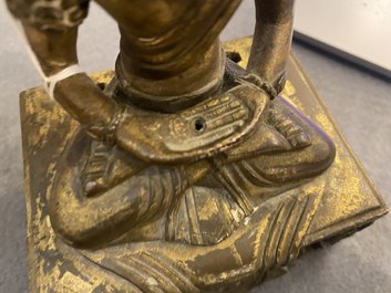 Een Chinese vergulde bronzen figuur van Boeddha Amitayus, Qianlong