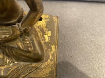 Een Chinese vergulde bronzen figuur van Boeddha Amitayus, Qianlong