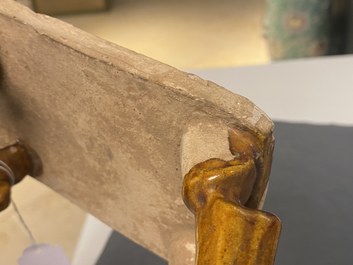 Un mod&egrave;le d'un cheval en terre cuite &agrave; gla&ccedil;ure ambre et beige, Chine, Tang