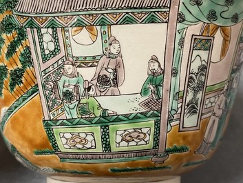 Un bol en biscuit &eacute;maill&eacute; vert sur socle en bois, Chine, 19&egrave;me