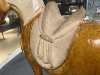 Un mod&egrave;le d'un cheval en terre cuite &agrave; gla&ccedil;ure ambre et beige, Chine, Tang