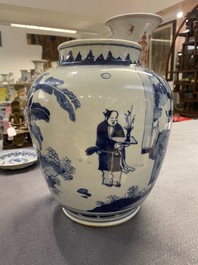 Een Chinese blauw-witte vaas met verhalend decor op houten sokkel, Transitie periode