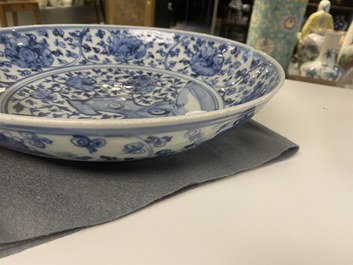 Un plat en porcelaine de Chine en bleu et blanc &agrave; d&eacute;cor d'un rocher, Ming