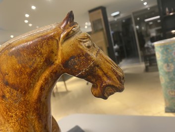Un mod&egrave;le d'un cheval en terre cuite &agrave; gla&ccedil;ure ambre et beige, Chine, Tang